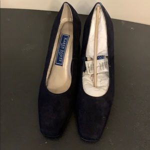 FAUX SEUDE WOMEN’S SHOE BY KAREN SCOTT